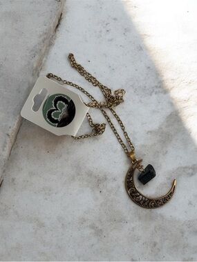 🫶🏻 Gold-Tone Crescent Moon Pendant Necklace with Black Agate Stone Accent
